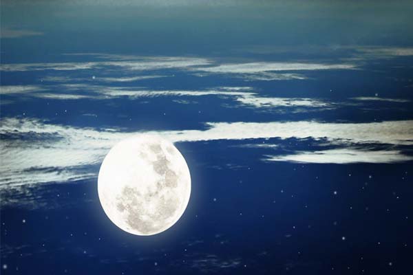 полная Луна в ночном небе
