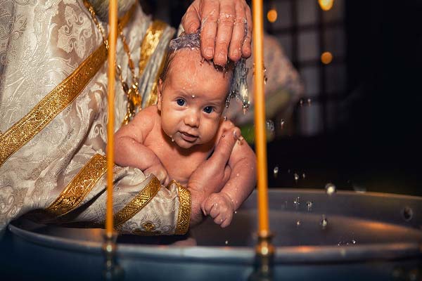 крещение младенца в православном храме