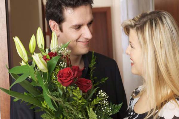 парень и девушка, букет цветов