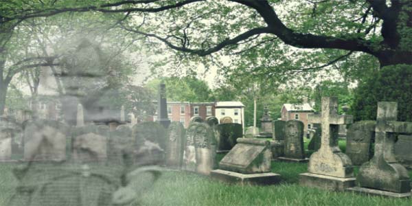 призрак ребёнка на кладбище