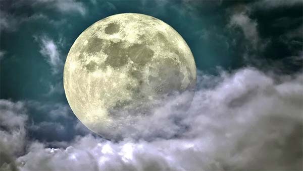 Полная Луна в облачном небе