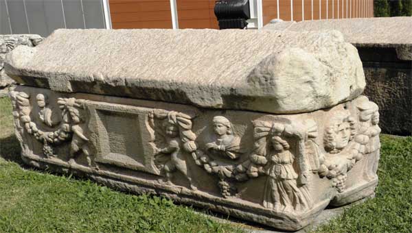 каменный саркофаг
