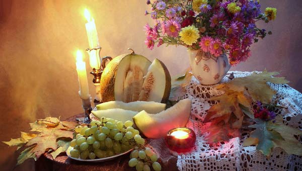 цветы, фрукты и свечи на столе