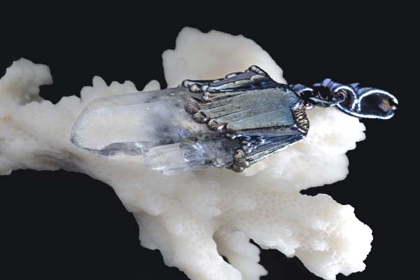 белый кристалл - талисман для защиты