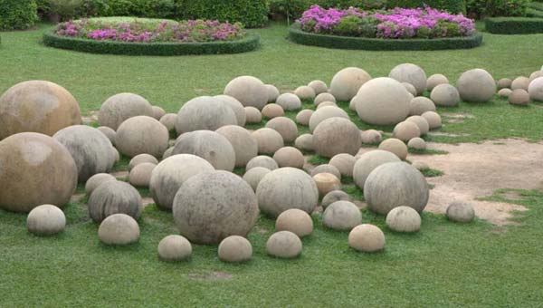 композиция из декоративных каменных шаров