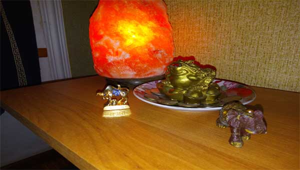 лягушка фэн-шуй, золотой телец и красная лампа