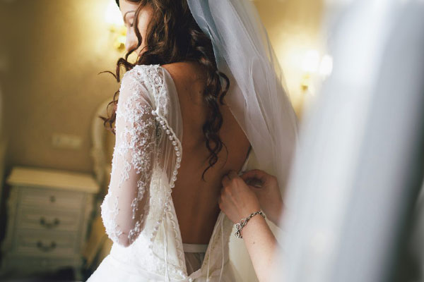 невеста одевает платье