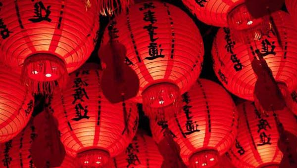 красные китайские фонарики из бумаги