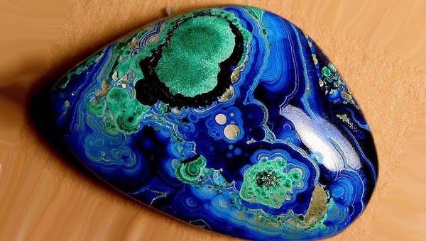 камень с разноцветным сине-зеленым узором