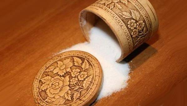 соль в деревянной шкатулке