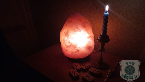горящая свеча и красный кристалл