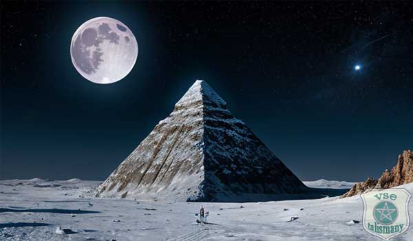 пирамида под Луной