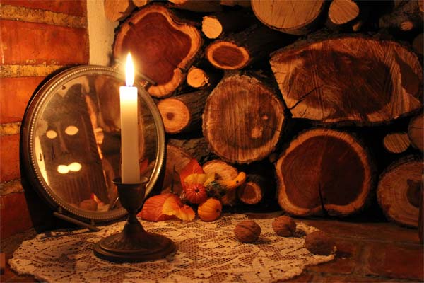 святочные гадания с зеркалом и свечой на фоне дров