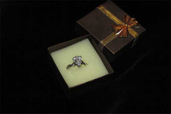 кольцо с алмазом в коробочке фото