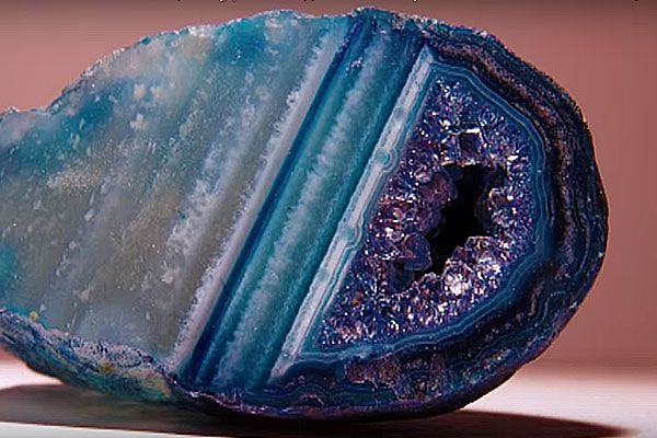 камень агат - фото слоистого халцедона