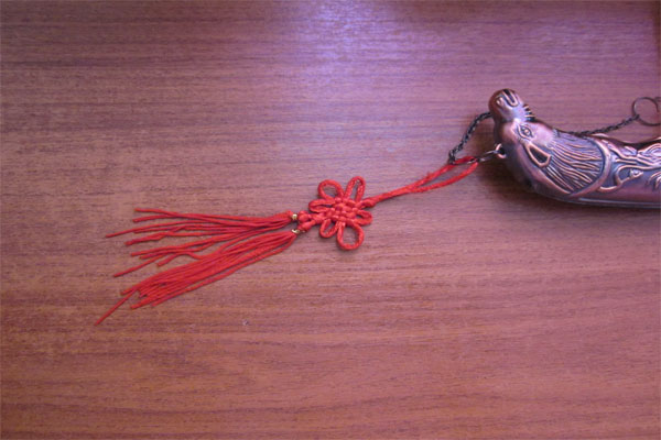 славянский науз (узелок) на рукоятке кинжала