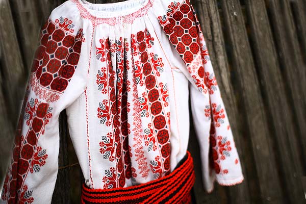 платье со счастливой румынской вышивкой