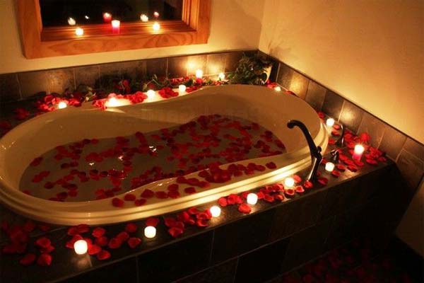 ванна с лепестками роз, свечи, романтика
