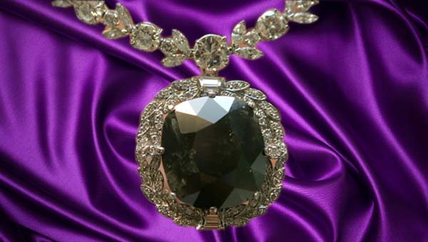 бриллиант Черный Орлов на фиолетовом атласе