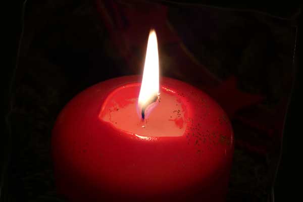 Красная свеча на тёмном фоне