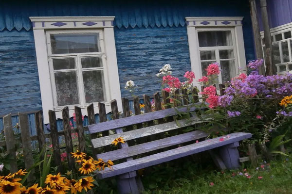 деревянный дом и лавочка с цветами