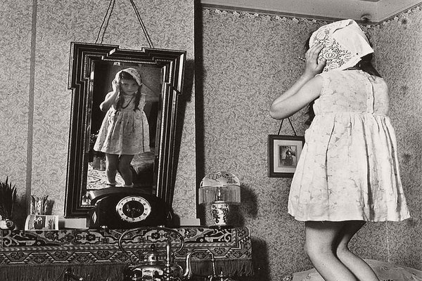девочка смотрит в зеркало