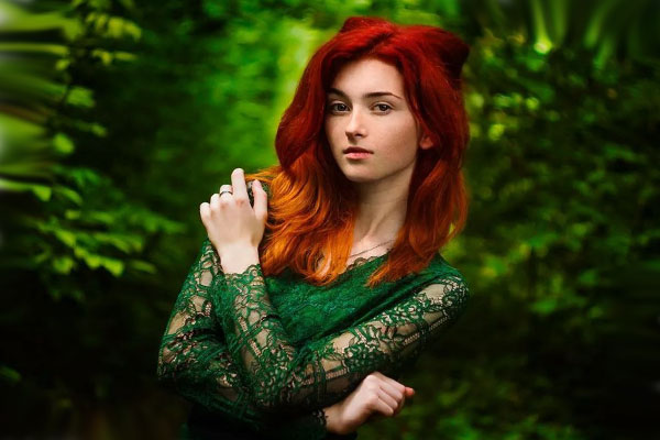 молодая девушка с рыжими волосами