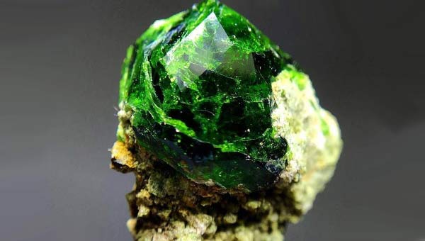 зеленый камень демантоид