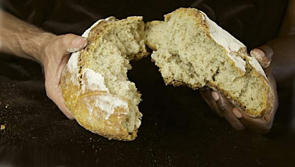 разломанная булка хлеба