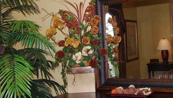 комната, украшенная декоративными цветами