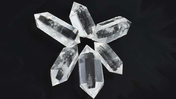 белые прозрачные кристаллы