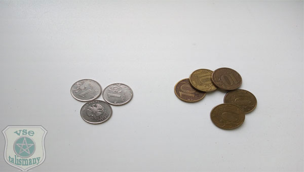 железные монеты, рубли и десятирублевки