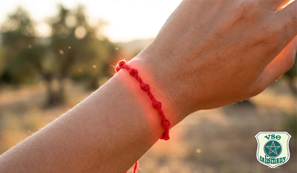 девушка носит талисман с красной нитью