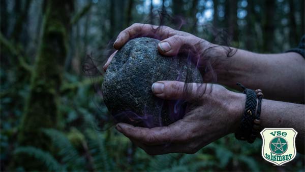 человек держит камень в руках
